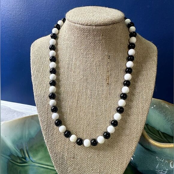 Handcrafted Genuine Onyx and White Tridnaca Semi Precious Necklace 16” Long - Picture 1 of 3